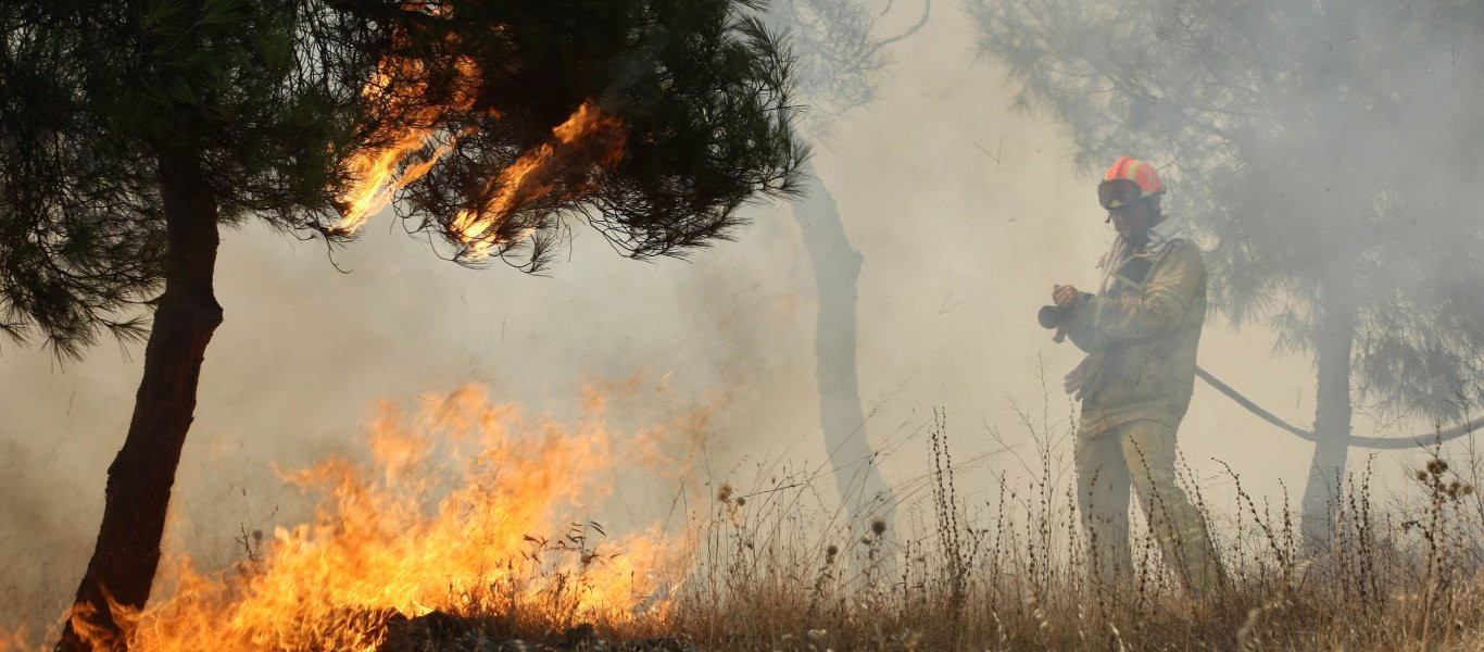 Κορωπί: Φωτιά σε έκταση με χαμηλή βλάστηση- Σπεύδουν ενισχύσεις